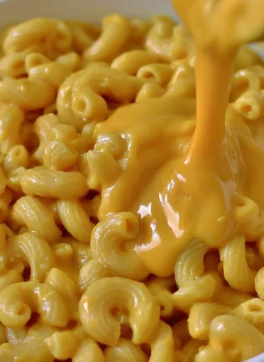 Creamy vegan mac and cheese dish without cashews, topped with herbs.